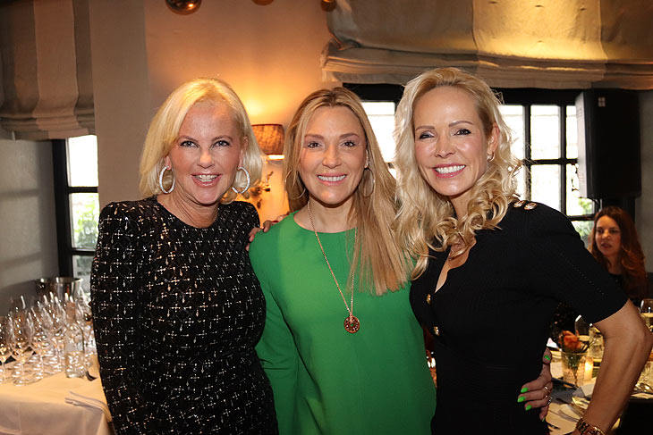 Astrid Söll, Simone Mecky-Ballack , Nicky Hübner @ Christmas Charity Lunch zugunsten der McDonald’s Kinderhilfe Stiftung am 12.12.2022 im Restaurant Käfer-Schänke in München (©Foto: Martin Schmitz)